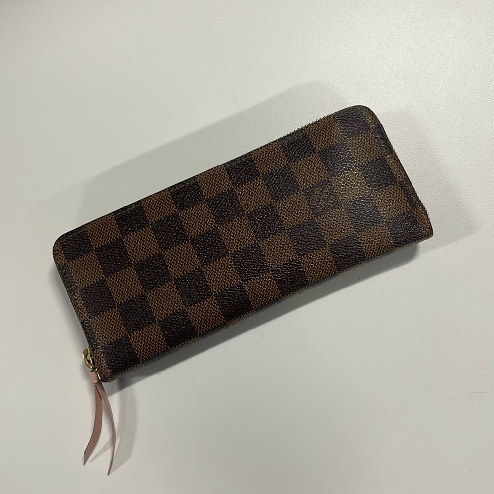 Louis Vuitton Clémence Wallet. Material = Damier Ebene. Color: Rose Ballerine